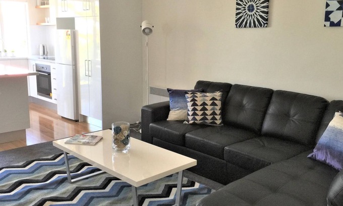 Sandy Bay Apartment | View Street Apartment Car park 650m to shops