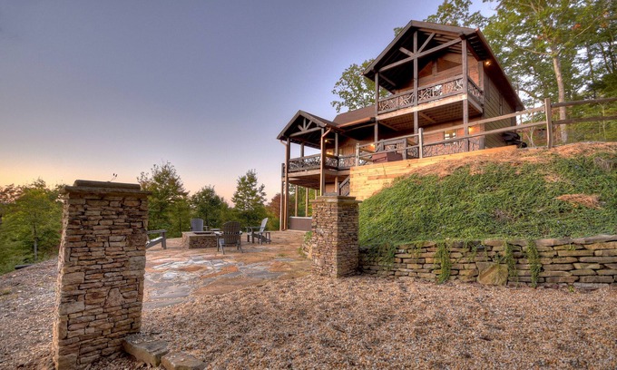 Ridges Over the Lake House | View-Topia - Stunning Cabin, Amazing Views, 15 min from Downtown Blueridge!