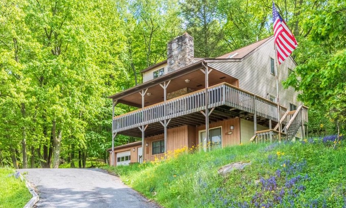 Thayerville House | Views & Brews