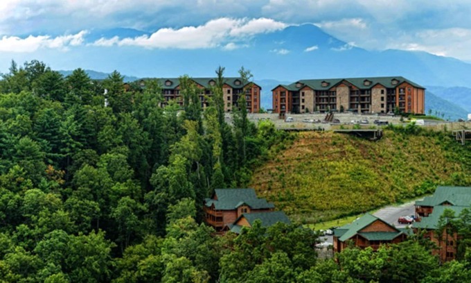 Gatlinburg Resort | VIEWS! CHRISTMAS! 2 BD-2 BA WATER PARK! MOUNTAIN TOP!