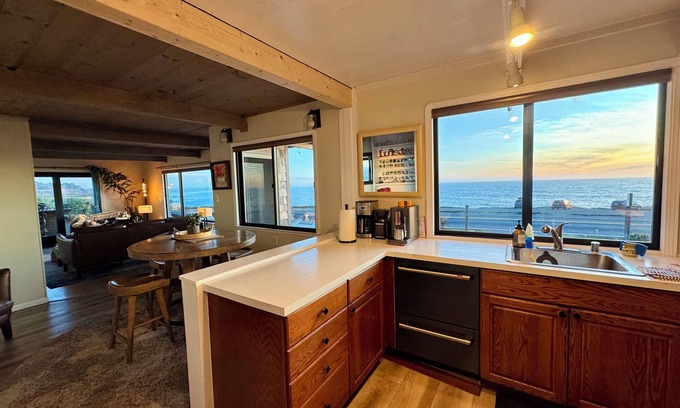 Bodega Bay House | Views from Bodega Head to Jenner! Luxurious Beds. Fireplace. Hot Tub. Dogs yes!