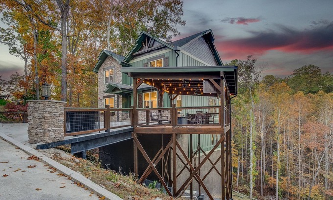 Sevierville Cabin | VIEWS/Heated Pool/Hot tub/15 min to Attractions