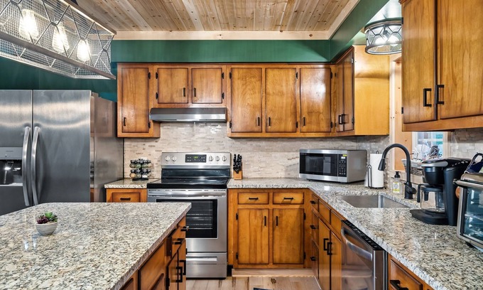 Gatlinburg - Pigeon Forge House | Views, Hot Tub, Close to Dollywood, Gatlinburg and Smoky Mountain National Park