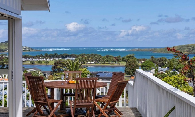 Raglan Apartment | Views, Location + Spa