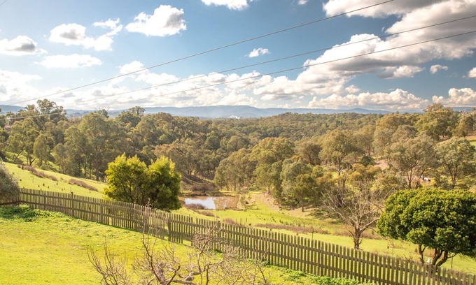 Panton Hill Apartment | Views, nature, cosy, close to wineries and hiking, campfire, dogs welcome