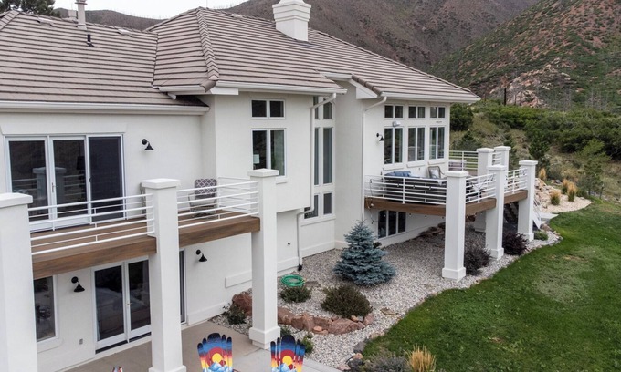 Mountain Shadows House | Views, Near Garden of the Gods, Arcade Games, Hot tub