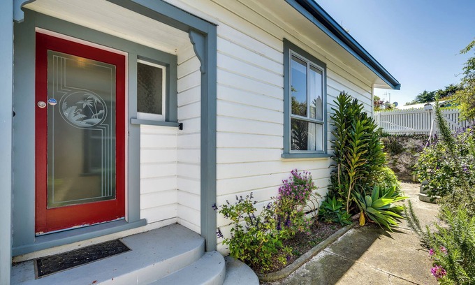 Hospital Hill House | Views on Colenso - Napier Holiday Home