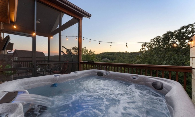 Reeds Spring Cabin | Views! Priv. Hot Tub. 2 Resort Pools. Golf Resort. Sports Courts & Playgrounds.