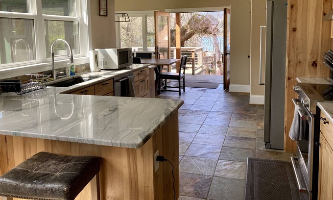 Cascade Locks House | VIEWS! Stunning riverfront property-hiking and waterfalls nearby! Pet friendly!