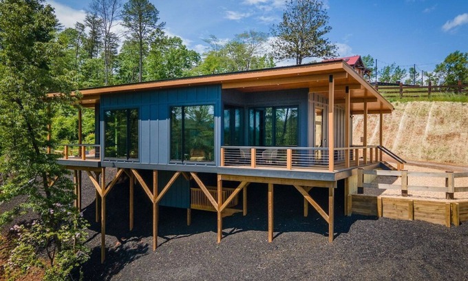 Helen Apartment | Viking Hilltop Suites-Yonah Suite- Walk to Town