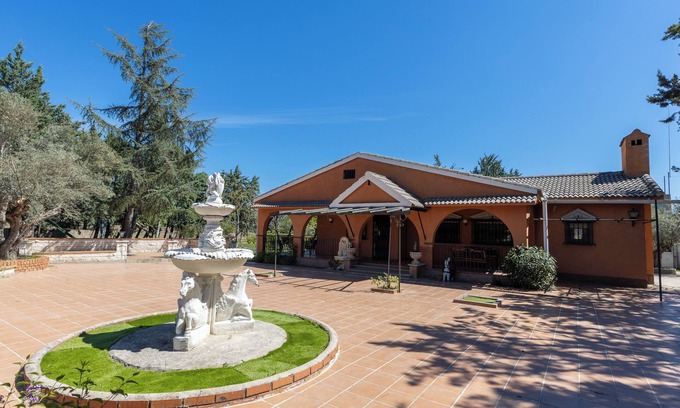 San Martin de Valdeiglesias Villa | Villa 'Finca El Palomar De La Viña' with Mountain View, Private Pool and Wi-Fi