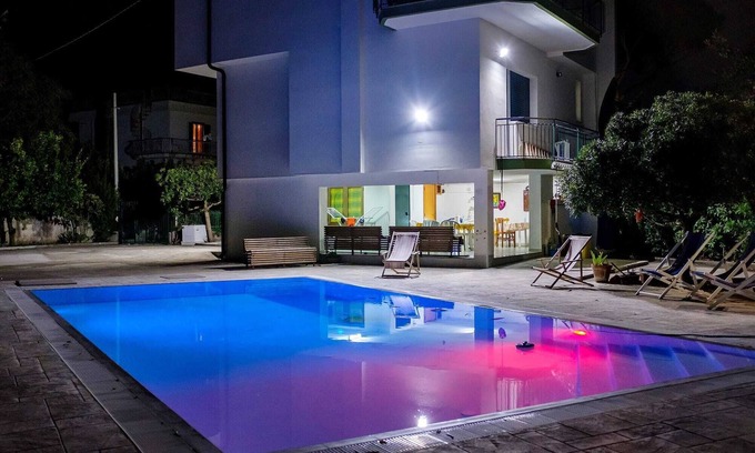 Paestum Villa | VILLA BY THE SEA A SHORT DISTANCE FROM PAESTUM TEMPLES. PRIVATE POOL IN THE GARDEN.