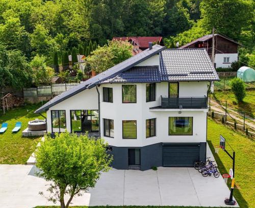 Bezdead House | Vila MOON
