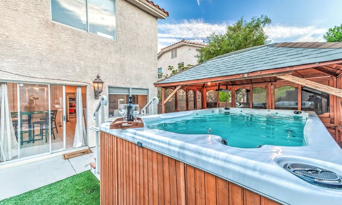 Spring Valley House | Vila Star- 4BD with PoolSpa, Game room, all you need for great vacation N/Strip