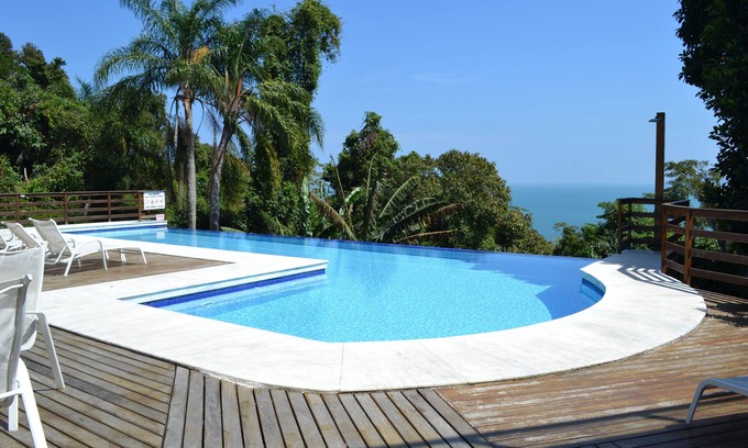 Sao Pedro House | Vilabela da Princesa condominium with 24 hour concierge and pool