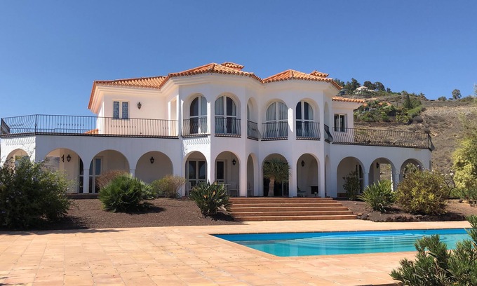 Monte Leon Villa | Villa El León Blanco Right