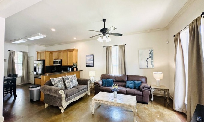 Pine Grove Apartment | Villa 1, spacious townhouse in Tickfaw, LA