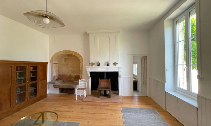 Semillac Villa | Villa '4 Chambres - 8 Personnes' with Private Terrace, Private Garden and Wi-Fi