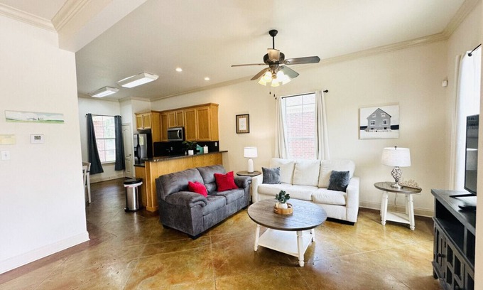 Pine Grove Apartment | Villa 7, spacious townhouse in Tickfaw, LA