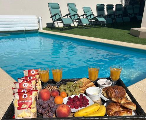 Piolenc Villa | villa 8 personnes clim, piscine, parking