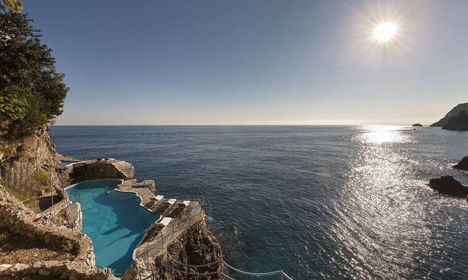 Furore Villa | Villa Abbondanza: A splendid and luminous three-story villa set into the cliff, sheer above the sea and with direct access to the sea, with Free WI-FI.