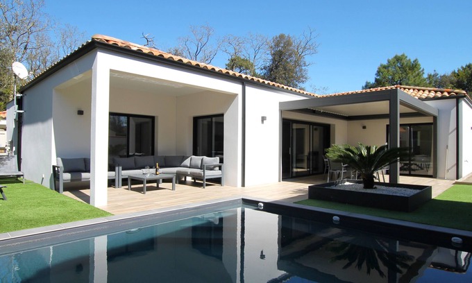 Saint-Vincent-sur-Jard House | Villa Agapanthes, perfect in any season, with heated swimming pool