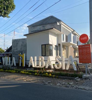 Kemuninglor Villa | Villa Albasia by Calli Rooms