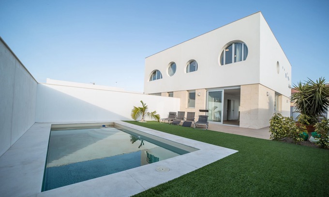 Arenas del Mar Villa | VILLA ALVAR - OASIS WITH POOL