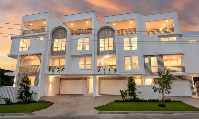 Runaway Bay House | Villa Amalfi - 3 Bedroom, 4 bathroom and 2 living areas