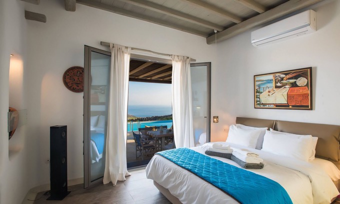 Plintri Villa | Villa 'Amallini, Luxe Infinity Pool' with Sea View, Wi-Fi and Air Conditioning