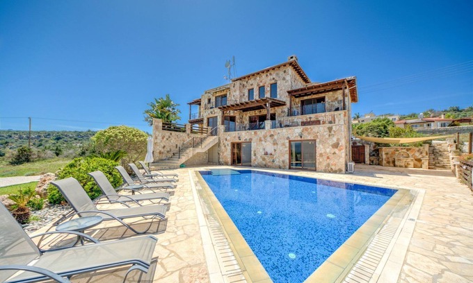 Latchi Cottage | Villa Apollonia - a villa that sleeps 8 guests in 4 bedrooms