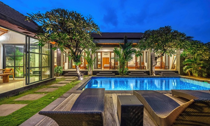 Batu Bolong Villa | Villa Aruna Batu Bolong Beauty 5 bed air/con living