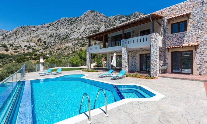 Asigonia Hotel | Villa Asigonia with Heated Pool & Whirlpool