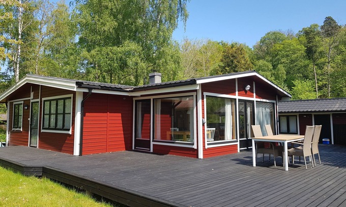 Kallby House | Villa Askvägen, quiet location by Lake Vänern in a nature reserve