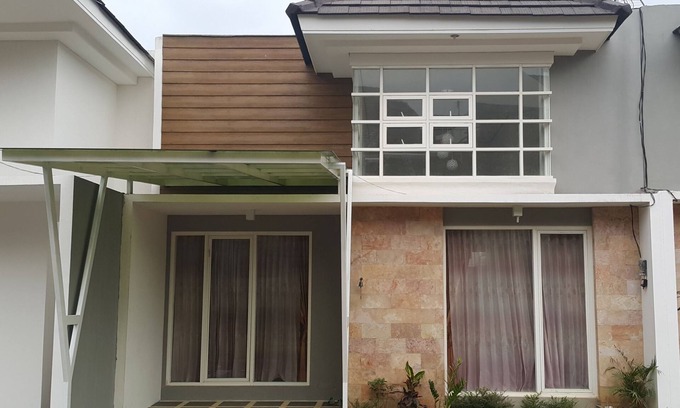 Oro Oro Ombo House | Villa Asri Batu Malang