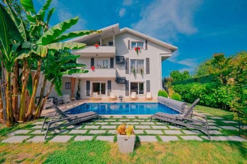Yanik Villa | VILLA ATLAS Muhafazakar Havuzlu, Mustakil Geniş Bahçeli