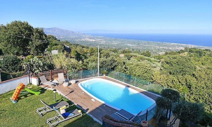Mascali Villa | Villa Aves: A bright and cheerful two-story villa located on a hillside, facing the sea, with Free WI-FI.