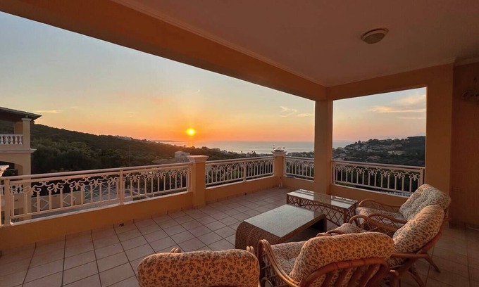 Arillas House | Villa Avra, Villa Avra Arillas : Vue sur mer et coucher de soleil avec très grande piscine