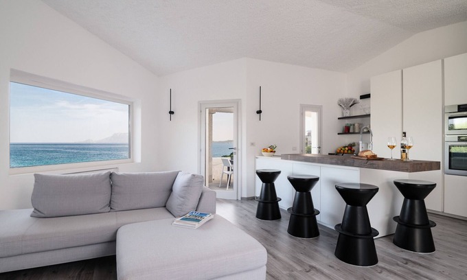 Pittulongu Villa | Villa Azul by Klodge - contemporary pied dans l'eau with hydromassage pool