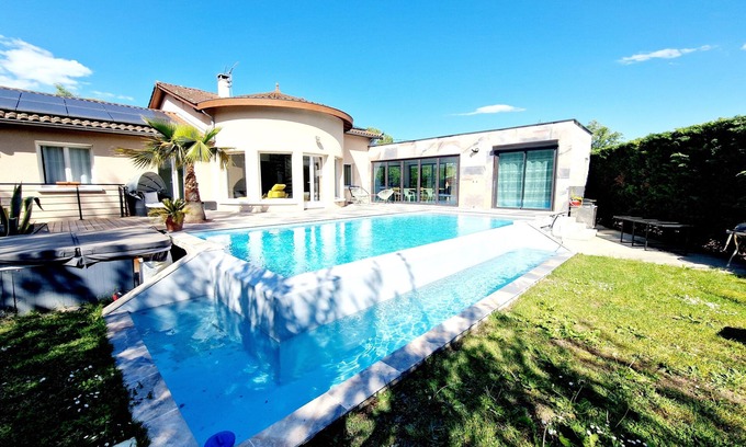 Collonges-au-Mont-d'Or Villa | Villa banks of the Saône in Collonges-Mt-d'Or: Swimming pool, Chalet and Garden