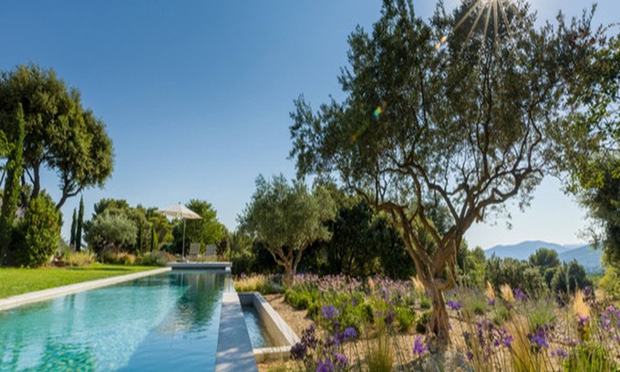 Vaugines Villa | Villa Benéche at the foot of the Luberon in the village of Vaugines