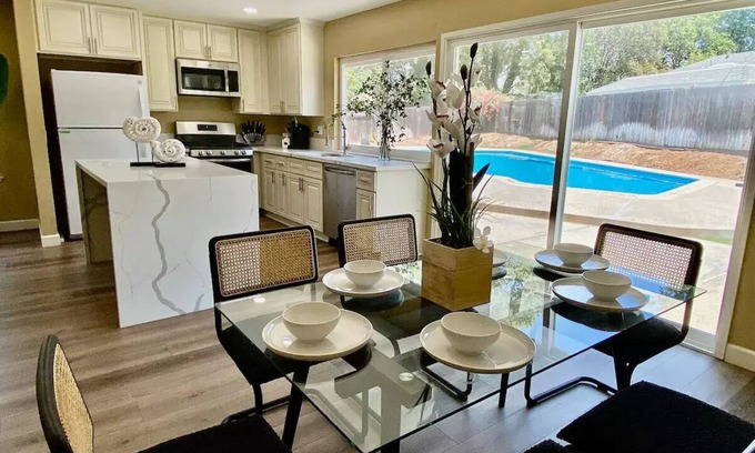 Arlington South House | Villa Blanca| Luxurious 4 BR Pool House | Near UCR