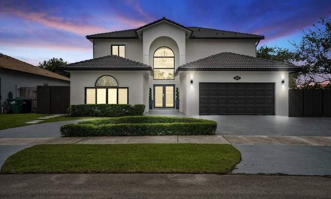 Country Walk Villa | Villa Blanca ~ Mega Home w Games, BBQ, and more!