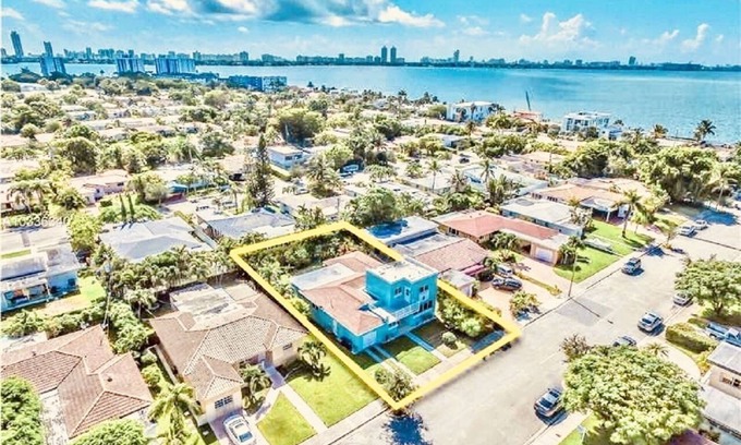 North Bay Village House | VILLA BLUE HOUSE MIAMI
