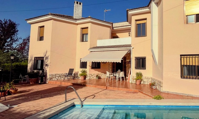 Requena House | Villa Bobal - Exclusive relaxing getaway with swimming pool, BBQ, wine and nature