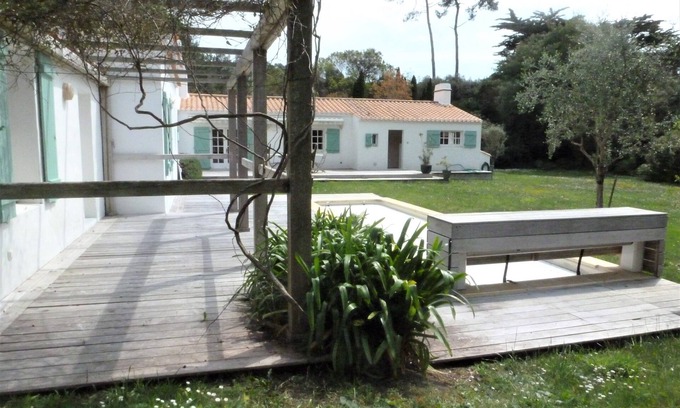 Noirmoutier-en-l'Ile House | Villa Bois de la Chaise 100M beach 13 people Garden 3700m2 Heated pool