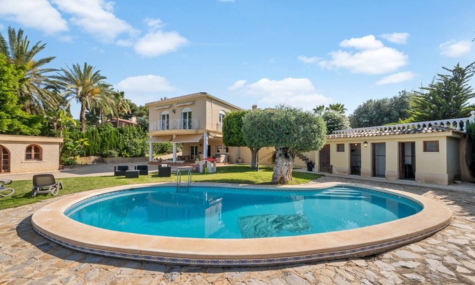 Elche Villa | Villa 'Bonavista' with Pool, Terrace, Balcony & Wi-Fi