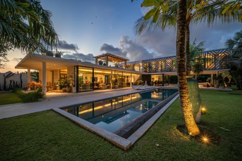 Batubelig Villa | Villa Bull House Amazing 6 bedrooms contemporary villa in Seminyak