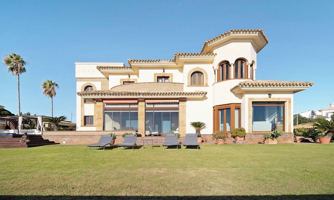 Chiclana de la Frontera Villa | Villa "Carolina Beach House" with Sea View, 2 Private Terraces & Wi-Fi