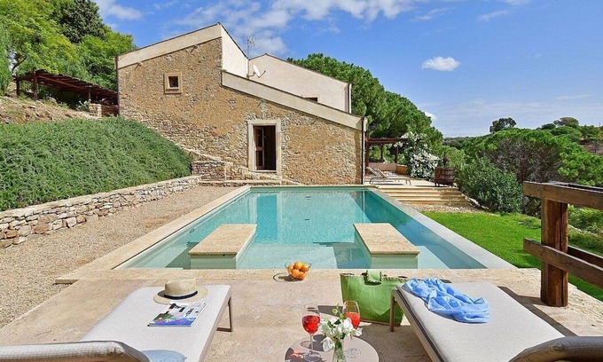 Caltagirone Villa | Villa Caltagira: An elegant and welcoming two-story villa surrounded by a wonderful age-old park, with Free WI-FI.